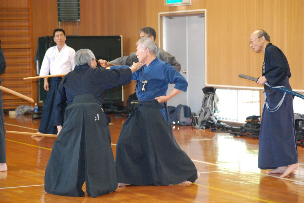 抜き付けの指導を受ける大坪さん